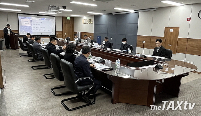 인천지방세무사회는 현안인 고용증대세액공제 적용시 문제점과 애로사항을 집중적으로 의견 교환하고 ▲신고기간내 상담센터 신속한 응대 ▲난해하고 복잡한 세법 규정 단순화 ▲성실납세자에 대한 우대사항 강화 ▲ 신고기간 홈택스 속도 개선 및 신고 편의 기능 확대에 대해 건의했다. (사진: 인천지방세무사회)
