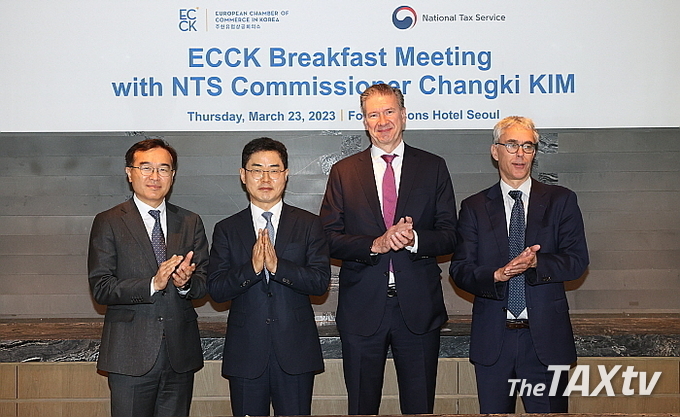 사진 왼쪽부터 최재봉 국세청 국제조세관리관, 김창기 국세청장, 디어크 루카트 (Dirk Lukat) 주한유럽상공회의소 회장, 크리스토프 하이더 (Christoph Heider) 주한유럽상공회의소 총장. (사진: 국세청)