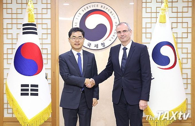 회의 후 김창기 국세청장이 바구이헤이 페렌츠(Vágujhelyi Ferenc) 헝가리 국세청장과 악수를 하며 기념촬영을 하고 있다. (사진: 국세청)