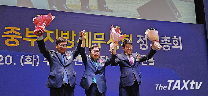 이중건 회장(사진 중앙)과 연대 출마한 이재실. 김대건 부회장이 환호하고 있다. (사진: 채흥기 기자)