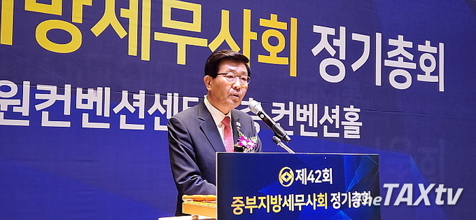 원경희 한국세무사회 회장은 축사를 통해 아젠다 -33 프로젝트를 통해 많은 분야에 성과를 냈음을 설명하고, 모든 것이 빠르게 변화하고 있으며 이제 AI와 챗GPT가 세상을 리드해 갈 것이므로 우리 세무사도 현실에 안주하지 말고 전문자격사로서 변화에 발맞춰가야 한다고 말했다. (사진: 채흥기 기자)
