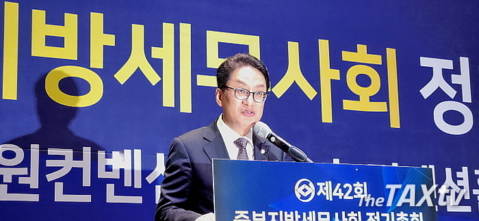 지난 2019년 6월15일부터 중부회를 이끌어 온 유영조 회장이 지난 4년을 소회하면서 2,500여 회원들에게 감사의 인사를 하고 있다. 특히, 오랜숙원 사업이었던 회관건립을 하게된 것에 감사의 말을 전했다. 유 회장은 한국세무사회 회장에 출마했다. (사진: 채흥기 기자)
