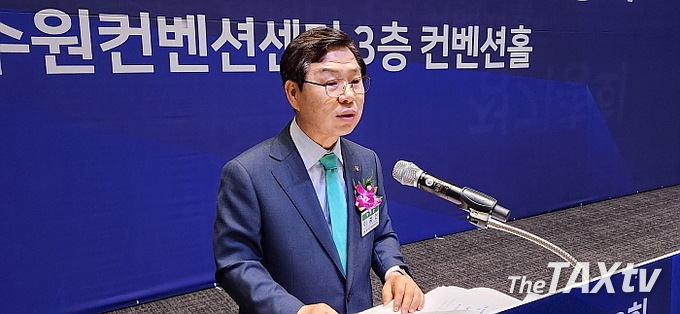 이중건 신임 회장은 취임사를 통해 이재실, 김대건 부회장과 힘을 합쳐 회원 간 상생분위기 확산과 청년세무사와 원로세무사의 상호이해배려 분위기 조성과 회원의 회무 참여도를 높이는데 노력하고, 회관건립 등도 심혈을 기울여나가겠다고 말했다. (사진: 채흥기 기자)