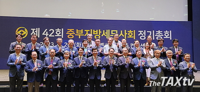 이중건 회장과 제23대를 이끌어 갈 임원들과 내외빈 기념촬영. (사진: 채흥기 기자)