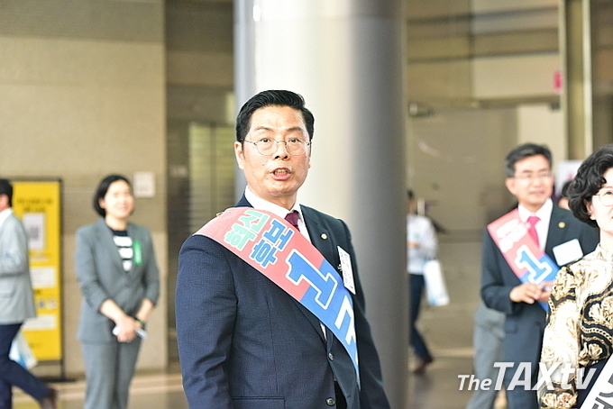 한국세무사회 제33대 회장에 구재이 후보가 김완일 후보를 33표차로 누르고 당선됐다. 향후 한국세무사회에 개혁의 바람이 일 것으로 전망되고 있다. 사진은 지방회 정기총회에서 선거운동을 하고 있는 구재이 회장. (사진: 채흥기 기자)