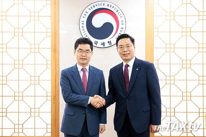 한국세무사회 구재이 회장(사진 우측)은 당선 후 첫 행보로 김창기 국세청장(사진 좌)을 찾아 환담의 시간을 가졌다. (사진: 한국세무사회)