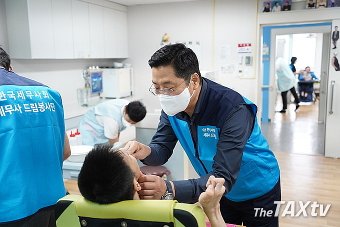 19일, 구재이 한국세무사회장과 임원, 임직원들까지 함께 경기도 광주 소재 ‘한사랑마을’ 등 장애인 사회복지시설을 방문해 구석구석 시설 청소, 거동이 불편한 중증장애인 식사와 양치, 햇볕 쏘여주기 산책 도우미로 자원봉사를 했다. 사진은 구재이 회장이 중증장애인의 양치질을 해주고 있다. (사진: 한국세무사회)