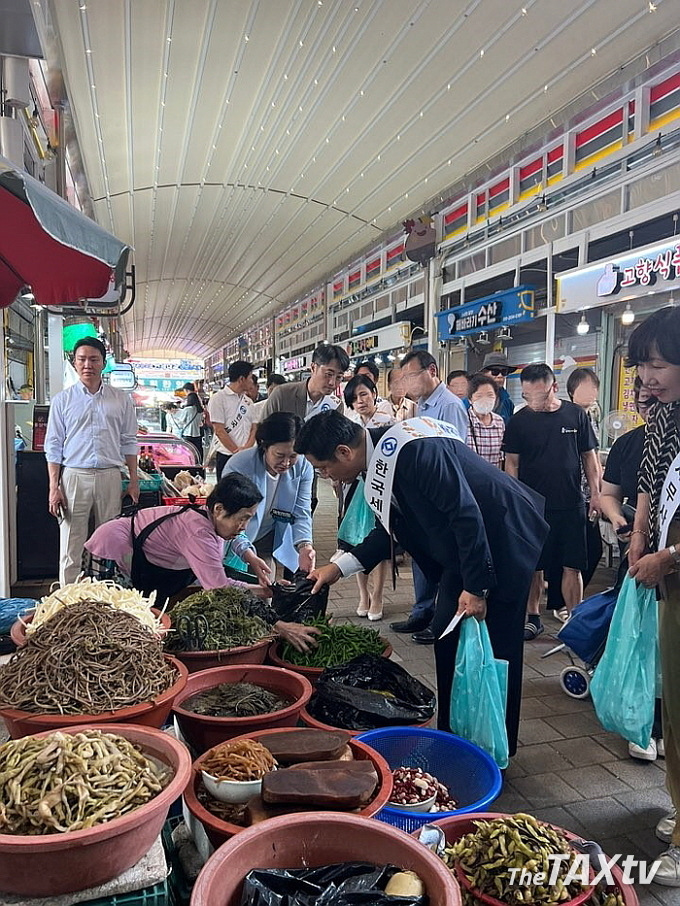 지난 18일 동작구에 있는 남성사계시장을 찾은 구재이 한국세무사회장이 장보기를 하면서 시장상인들을 격려하고 있다. (사진: 한국세무사회)