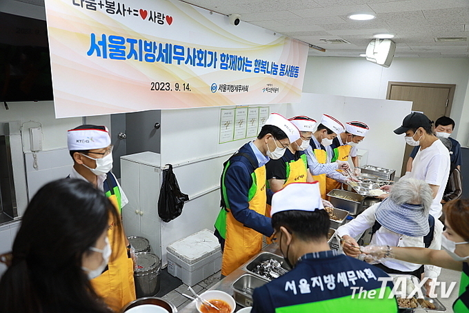 임채수 서울지방세무사회장돠 임원들은 지난 14일 서울역 ‘따스한 채움터’에서 후원금 전달과 노숙자들에게 배식봉사도 했다.(사진: 한국세무사회)