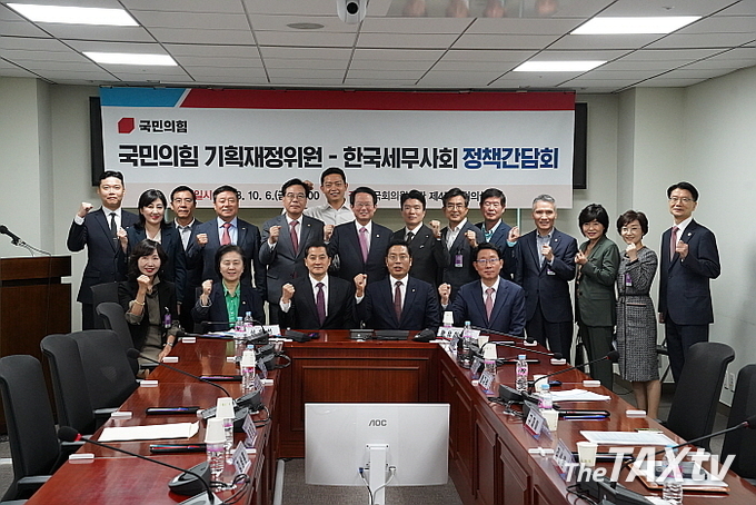 이번 간담회는 주호영, 김영선, 송언석 의원 등 국민의힘 기재위원회 위원들이 대부분 참석했고, 한국세무사회는 구재이 회장을 비롯해 최시헌·김선명·임순천·천혜영 부회장, 김연정 연구이사, 임채수 서울지방세무사회장, 김명진 인천지방세무사회장 등이 참석했다. (사진: 한국세무사회)
