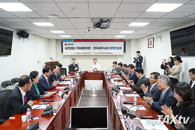 한국세무사회(회장 구재이)는 지난 6일 국회에서 기회재정위원회, 조세소위 소속 국민의힘 의원들과 정책간담회를 가졌다. (사진: 한국세무사회)