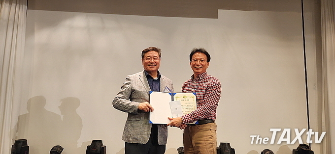 김명진 회장이 최다참가상을 수상한 고양지역세무사회(회장 공순권, 사진 우측) 공순권 회장에게 상장과 상금을 수여하고 있다.(사진: 채흥기 기자)