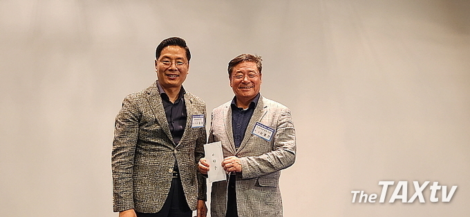 구재이 한국세무사회장이 김명진 인천지방세무사회장에게 후원금을 전달하고 있다. (사진: 채흥기 기자)