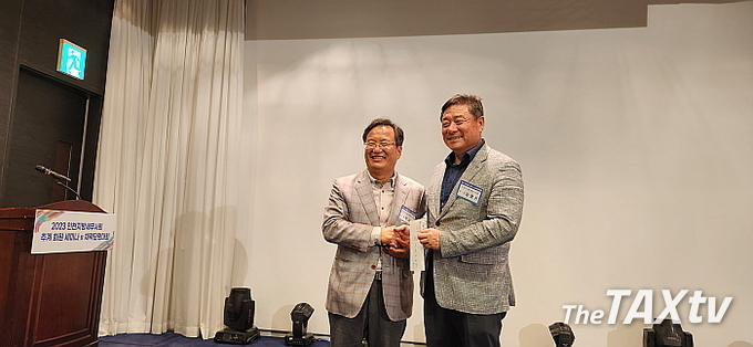 이금주 인천지방세무사회 고문이 김명진 인천지방세무사회장에게 후원금을 전달하고 있다. (사진: 채흥기 기자)