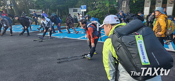 등산 전 부상방지를 위해 스트레칭은 필수. (사진: 채흥기 기자)