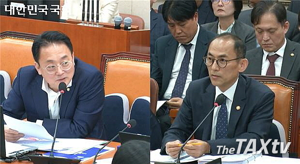 지난 19일 국회 정무위원회 소속 김희곤(좌) 국민의힘 의원이 개인정보보호위원회에 대한 국정감사에서 고학수(우) 개인정보보호위원회 위원장에게 삼쩜삼을 운영하는 세무법인S를 개인정보보호법 위반으로 검찰에 고발사항이라고 질타하고 있다. (사진: 제공: 한국세무사회)