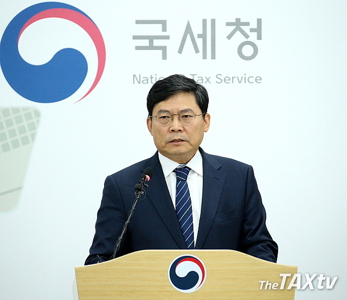 정재수 국세청 조사국장은 30일 오전 국세청 기자실에서 기자회견을 갖고 민생침해 탈세자에 대한 대대적인 세무조사에 착수했다고 밝히고 있다. (사진제공: 국세청)