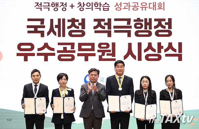 국세청(청장 김창기)은 10일 모둠채움서비스 확대에 공로가 큰 우수공무원 20명을 온라인 소통창구인 온국민소통을 활용해 선발해 시상했다. 수상한 공무원은 국세청장 표창과 함께 호봉 특별승급, 성과급 등급 상향, 성과우수격려금, 특별휴가, 국외교육훈련선발 우대 등의 파격적인 혜택이 주어진다. (사진제공: 국세청)