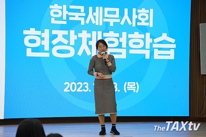 송정민 대리(한국세무사회 자격시험팀)가 국가공인 전산세무회계 등 자격시험에 대해 소개하고 자격증 취득 시 제공되는 취업 우대사항 등 혜택을 설명하고 있다. (사진제공: 한국세무사회)