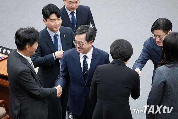 김동연 지사가 경기도의회에서 예산안이 통과된 후 경기도의원들과 인사하고 있다. (사진: 경기도)
