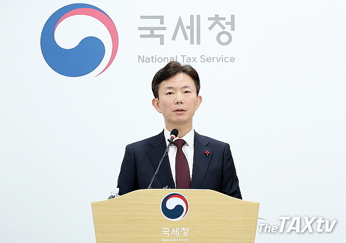 국세청 민주원 개인납세국장은 8일 오전 국세청 기자실에서 브리핑을 갖고, 경영상 어려움을 겪고 있는 건설‧제조 중소기업과 음식‧소매‧숙박업 영위 영세사업자의 자금 부담을 덜어주기 위해 납세자의 신청 없이 직권으로 납부기한을 오는 3월25일까지 2개월간 연장한다고 밝혔다. (사진: 국세청)