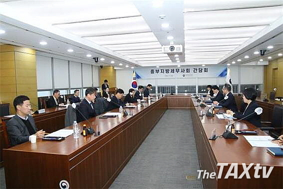 중부지방세무사회는 9일 중부지방국세청 회의실에서 중부지방국세청과 2023년 2기 부가세 확정신고 관련, 간담회를 가졌다. (사진: 중부지방세무사회)
