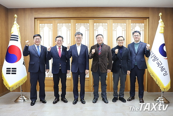 지난 10일 인천지방세무사회 김명진 회장은 신임 박수복 인천지방국세청장을 방문해 세정현안에 대해 논의했다. (사진 좌부터 손호익 조사2국장, 최병곤 부회장, 박수복 청장, 김명진 회장, 오형철 부회장, 김충순 징세송무국장. (사진: 인천지방세무사회)
