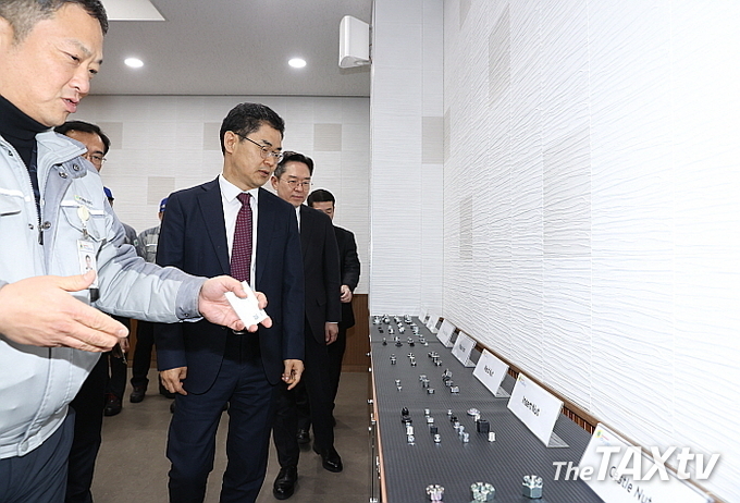 김창기 국세청장이 25일 오후 자동차 부품제조업체인 (주) 풍강을 방문해 회사 관계자로부터 설명을 듣고 있다. (사진: 국세청)