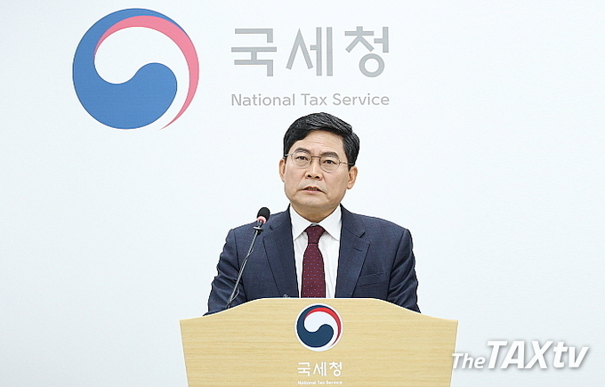 국세청 김태호 조사국장이 20일 오전 국세청 기자실에서 기자회견을 갖고, 지난해 1차 163건의 조사에서 431억 원을 추징했다면서 20일부터 선정된 불법사금융 179건에 대해 국세청, 경찰, 검찰, 금융감독원이 합동해 심도있는 조사를 시작했다고 밝혔다. (사진: 국세청)