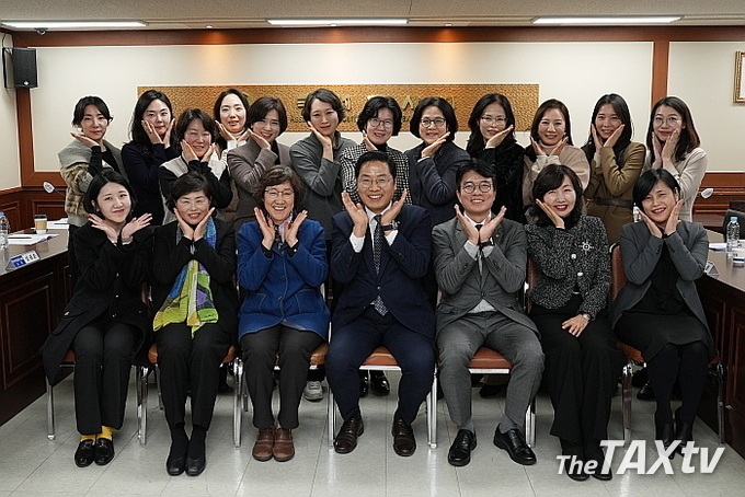 이번 협의회는 한국세무사회 구재이 회장, 김선명 부회장, 천혜영 부회장, 김겸순 윤리위원장, 김정훈 총무이사, 김미화 감리이사가 참석했으며, 한국여성세무사회는 황영순 회장을 비롯 김옥연·김귀순·고경희 고문, 도보미·김명희 감사, 신진혜(홍보)·이승민(재무)·이항영(연수) 부회장 등 22명이 참석했다.. (사진: 한국세무사회)