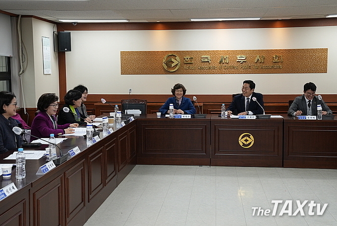 한국세무사회(회장 구재이)와 한국여성세무사회(회장 황영순)는 지난 7일 서초동 세무사회관 2층 대회의실에서 정례협의회를 갖고, 강사 섭외시 여성세무사 우선 배정과 여성세무사에 대한 실질적인 지원 등 현안사항에 대해 토의를 가졌다. (사진: 한국세무사회)