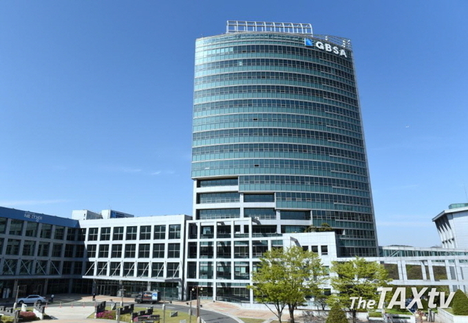 경기도경제과학진흥원이 지난 2015년 양주시에 경기북부벤처센터 조성사업을 추진하는 과정에 A사와 67억 원의 지식산업센터 임대차 계약을 체결하면서 해당 물건에 대한 권리분석 및 신탁원부를 검토하지 않아 임차보증금 67억 원을 회수하지 못해 소송을 진행 중인 것으로 경기도 감사결과 적발됐다. 사진은 경과원 사옥. (사진: 경기도경제과학진흥원)