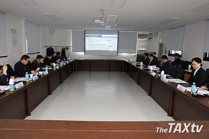 인천지방세무사회(회장 김명진)는 지난 8일 인천지방세무사회 회의실에서 인천지방국세청(청장 박수복)과 12월말 결산법인에 대한 법인세 간담회를 갖고, 연구·인력개발비 세액공제 사전심사제도 활용 및 제도 활성화 방안 마련 등 현안사안을 건의했다. (사진: 인천지방세무사회)