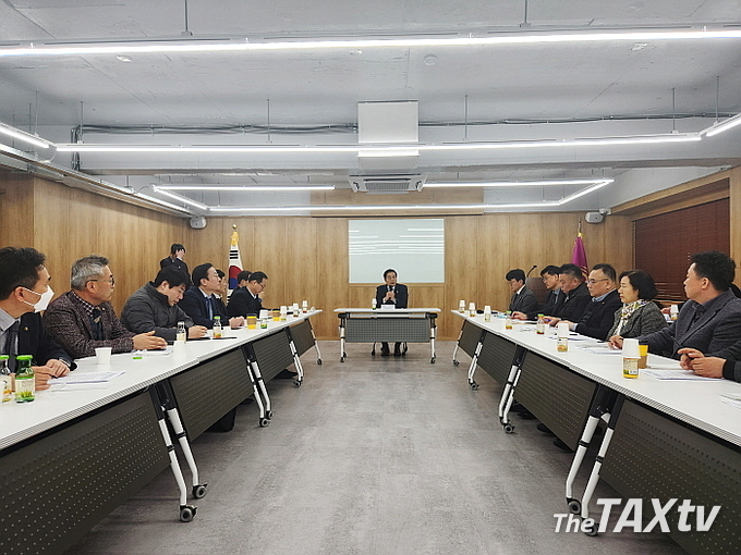 불법세무대리 알선 문제와 관련해 지난해 5월 종합소득세 신고를 앞두고 한국외식업중앙회와 갈등과 대립으로 고발을 준비해왔던 한국세무사회(회장 구재이)가 고발 대신 대화를 통해 문제해결에 나섰다. 한국세무사회는 지난 20일 한국외식업중앙회를 직접 찾아가 간담회를 갖고 성실납세와 불법세무대리 근절을 위한 협력관계 구축 등 업무협약을 맺었으며, 오는 4월중 지역별로 본격 협력키로 했다. (사진: 한국세무사회)