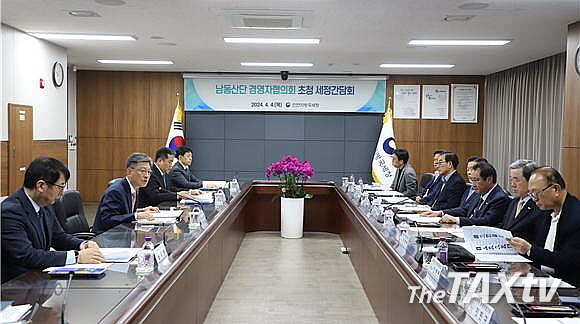 인천지방국세청(청장 박수복)은 지난 4일 인천지방국세청 12층에서 남동산단경영자협의회와 간담회를 가졌다. 이날 기업들은 국내 구리스크랩 확보를 위한 세정지원 등을 건의했다. (사진: 인천지방국세청)