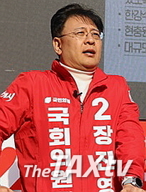 국민의힘 동작구갑으로 출마한 장진영 후보는 세무사 자격을 갖고 있으므로, 공보 등에 기재하는 것은 허위기재가 아니라고 주장하고 있다. 사진은 장 후보가 지역구인 동작구갑에서 유세활동을 하고 있다.
