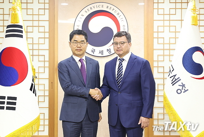 김창기 국세청장과 치미드수렝 처이군셍(Chimidsuren Choigunsen) 몽골 국세청장. (사진: 국세청)