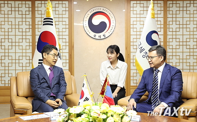 김창기 국세청장(사진 왼쪽)과 몽골 치미드수렝 처이군셍(Chimidsuren Choigunsen)이 16일 만나 제13차 한・몽골 국세청장 회의를 가졌다. (사진: 국세청)