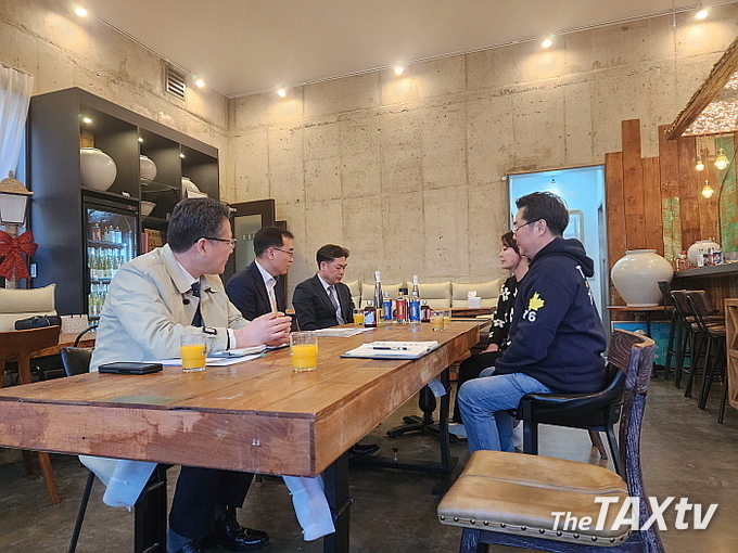 국세청 김태호 차장과 최재봉 법인납세국장이 우리 술 수출지원을 위해 지난 3월21일 ㈜술아원 양조장을 찾아 애로사항을 듣고 있다. <br>
(사진: 국세청)