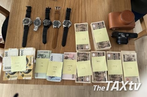 싱크대에서 발견된 현금뭉치. (사진: 국세청