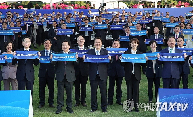 한국세무사회(회장 구재이)가 지난 23일 용산 대통령실 잔디마당에서 열린 2024년 대한민국 중소기업인대회에서 국무총리상을 받았다. 이날 한국세무사회는 1981년 납세자의 날에 세정발전에 기여한 공로로 대통령상을 받은 이래 43년 만에 상을 받았다. (사진: 한국세무사회)