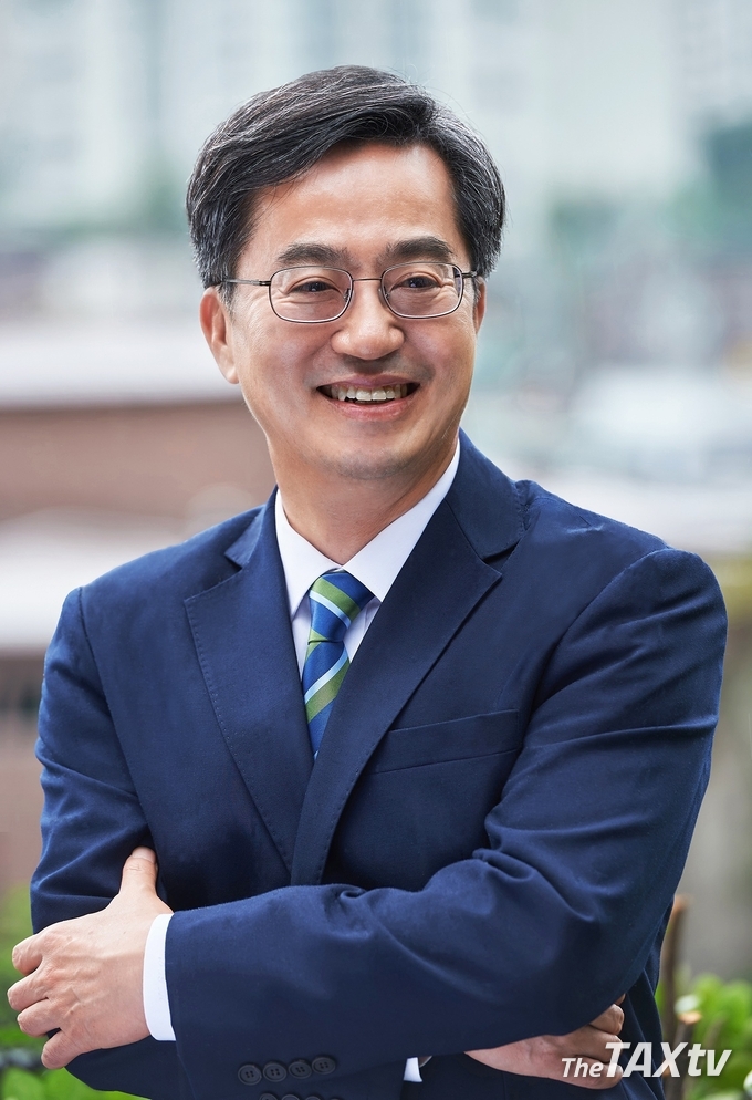 김동연 경기도지사가 리얼미터가 유무선 임의전화걸기 자동응답방식으로 7월 27일~7월 30일, 8월 27일~9월 1일 2개월 동안 전국 만 18세 이상 남녀 1만 3,600명(시도별 7~8월 800명)을 대상으로 실시한 결과 전국 17개 시도지사 광역단체장 전체 1위를 차지했다. (사진: 경기도)