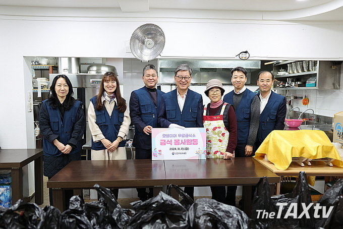급식봉사 후 오병이어 관계자들과 기념촬영을 하고 있다. (사진: 인천지방국세청)