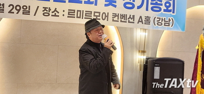 이재성 가수가 자신의 히트곡 <그집앞>과 촛불잔치를 열창하고 있다. 이재성 가수는 배정희 신임 회장과 동창이자, 사돈관계이다.<br>
(사진: 채흥기 기자)