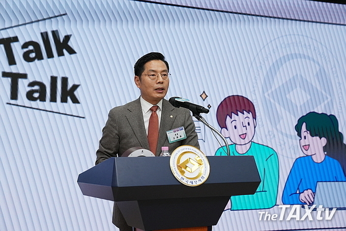 구재이 회장이 환영사를 하고 있다. 구 회장은, 가장 신바람 나고 가장 창의적인 시기, 청년들이 가진 에너지를 끌어모아 한국세무사회와 세무사 위상을 높일 수 있도록 최선을 다하겠다고 밝혔다. (사진: 한국세무사회)