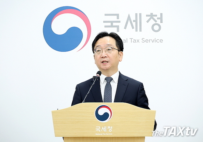 <strong>국세청 심욱기 개인납세국장이 지난 7일 오전 국세청 기자실에서 부가세 신고와 관련해 브리핑을 하고 있다. (사진: 국세청)</strong>