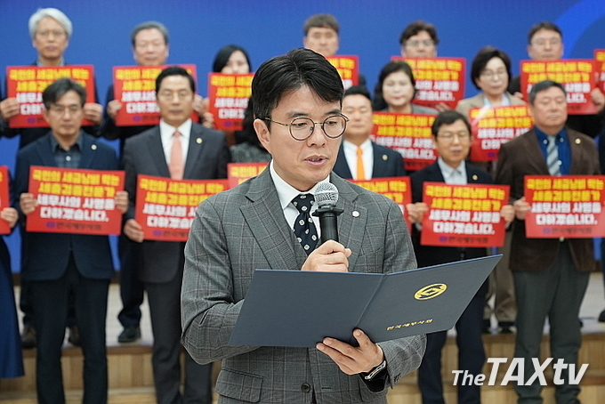 김선명 부회장이 정부 예산과 민간의 공공자금 등 세출검증전문가로서 최고의 전문성과 책임성으로 세금 낭비를 막고 공동체를 살리는 사회적 역할을 다할 것 등을 주요 내용으로 하는 4가지 결의문을 낭독하고 있다. (사진: 한국세무사회)