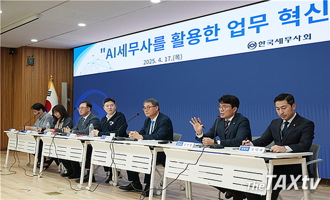 질의응답시간에 김선명 부회장이 답변하고 있다. (사진: 한국세무사회)