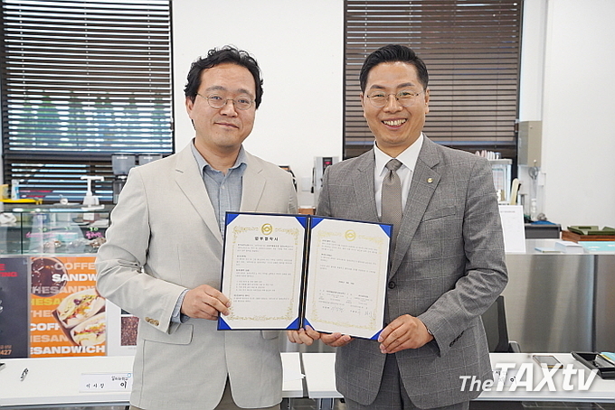 구재이 한국세무사회 회장과 이정현 사회적협동조합 일하는 학교 이사장이 12일 서초동 한국세무사회관에서 업무협약을 맺고, 사회 진입에 어려움을 겪고있는 청년들을 위한 진로와 자립일터 등을 지원키로 했다. (사진: 한국세무사회)