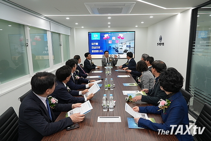 구재이 한국세무사회 회장이 입주식 개최 후 사무실에서 공유오피스텔 등에 대해 설명하고 있다. (사진: 한국세무사회)